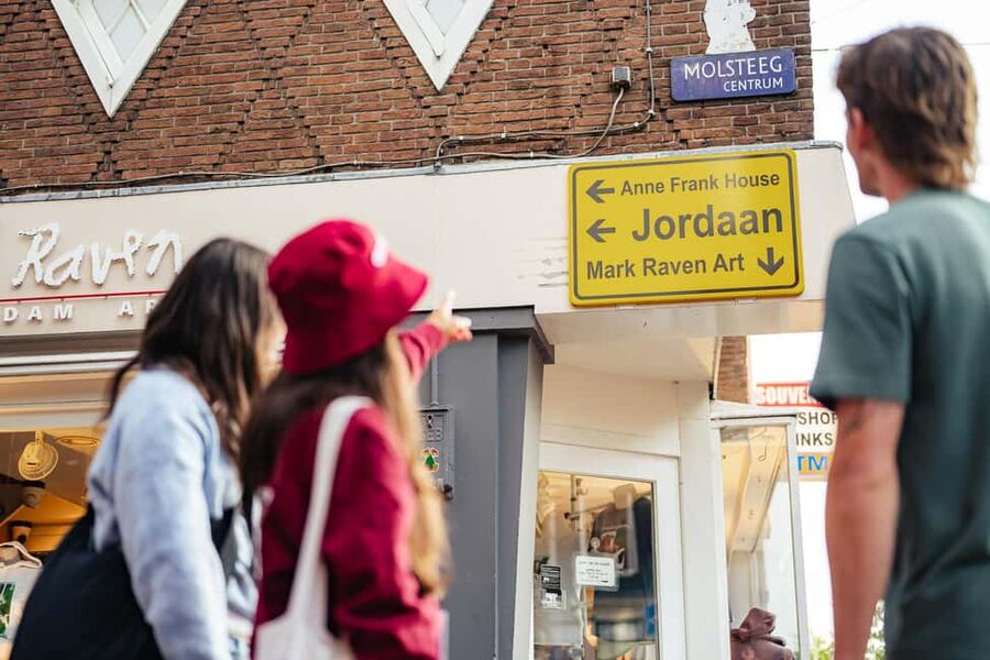 Amsterdam: Guided Cultural Food Tour in English or German - Getting your bearings at the National Monument and Dam Square