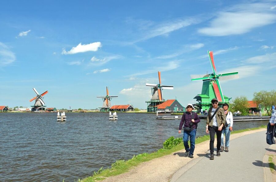 Amsterdam: Guided Zaanse Schans, Windmills & Cheese Tour - Why Zaanse Schans feels worth the trip