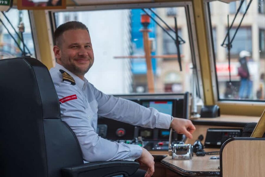 Amsterdam: Heated Canal Cruise Including Audioguide - Heated comfort on Amsterdam canals, when the weather misbehaves