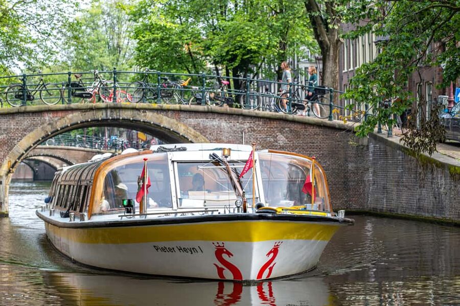 Amsterdam: Heated Canal Cruise Including Audioguide - Stop by stop: what you will see, and what it means