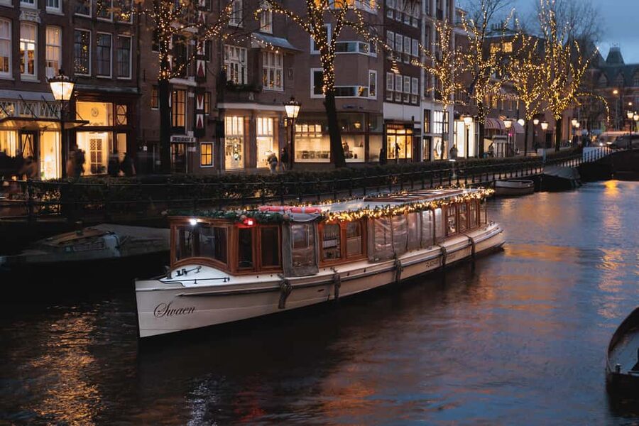 Amsterdam: Heated Canal Cruise with Unlimited Drinks & Bite - Key Things That Make This Cruise Worth Your Time