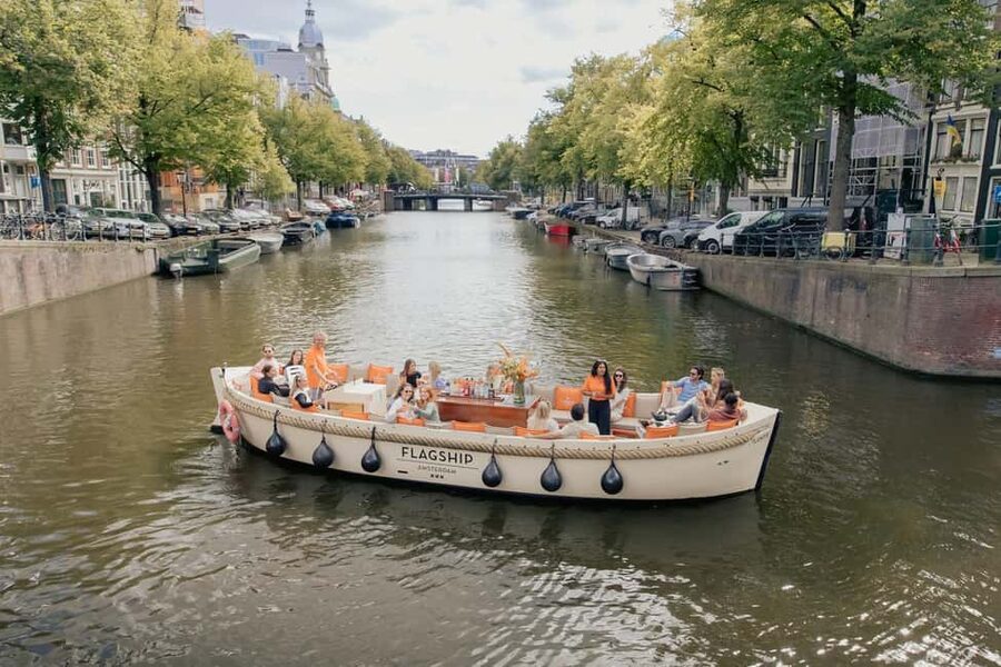 Amsterdam: Heated Canal Cruise with Unlimited Drinks & Bite - How the Guide and Skipper Shape the Experience