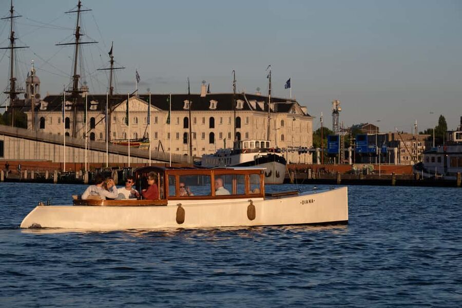 Amsterdam: Hidden Gems Canal Cruise - Where to meet the boat (and what to look for)