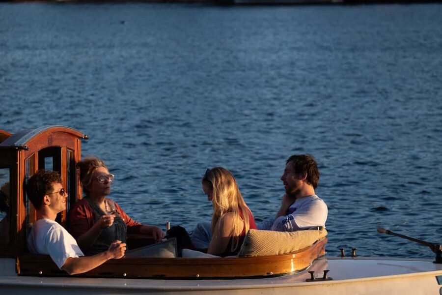Amsterdam: Hidden Gems Canal Cruise - The captain-led experience, with real city tips and questions