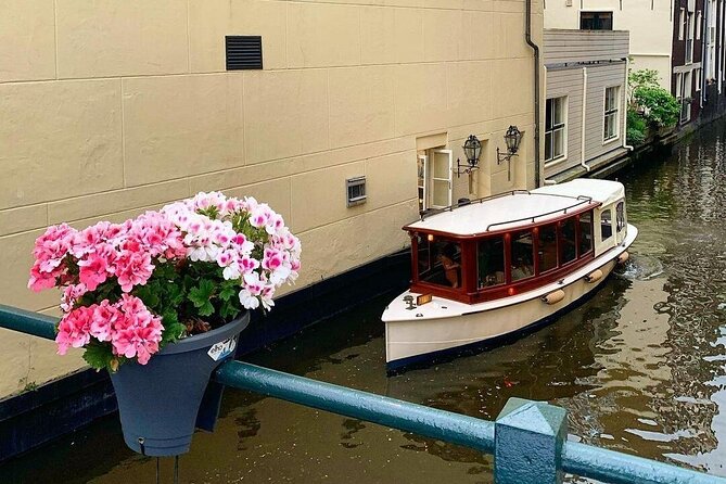 Amsterdam Highlights Canal Cruise with a Drink - Passing a protected UNESCO heritage site: why it matters, without making it lecture-heavy