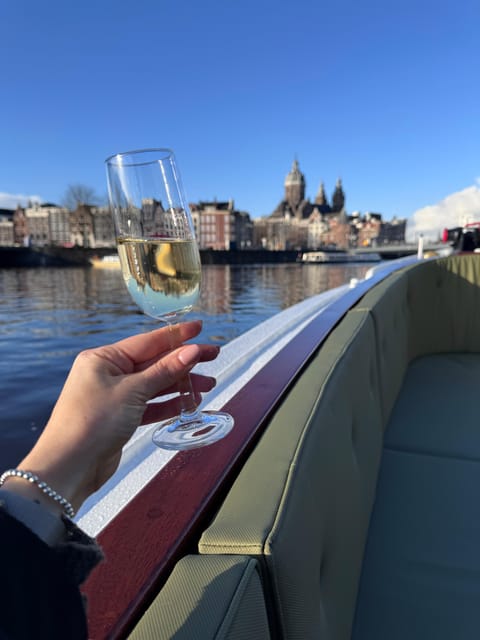 Amsterdam: Historic Boat Cruise with open bar and nibbles - Key Points Worth Clapping For