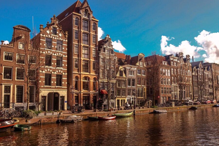 Amsterdam: Historic Walking Tour - Nieuwe Kerk and the threads of royal life in the city center