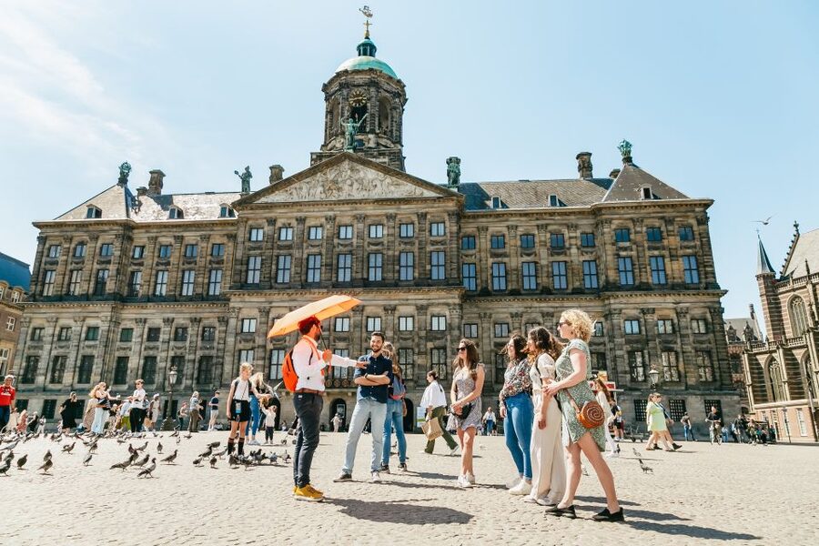 Amsterdam: Historical Highlights Walking Tour with Tasting - Languages, pace, and how guides handle the group day