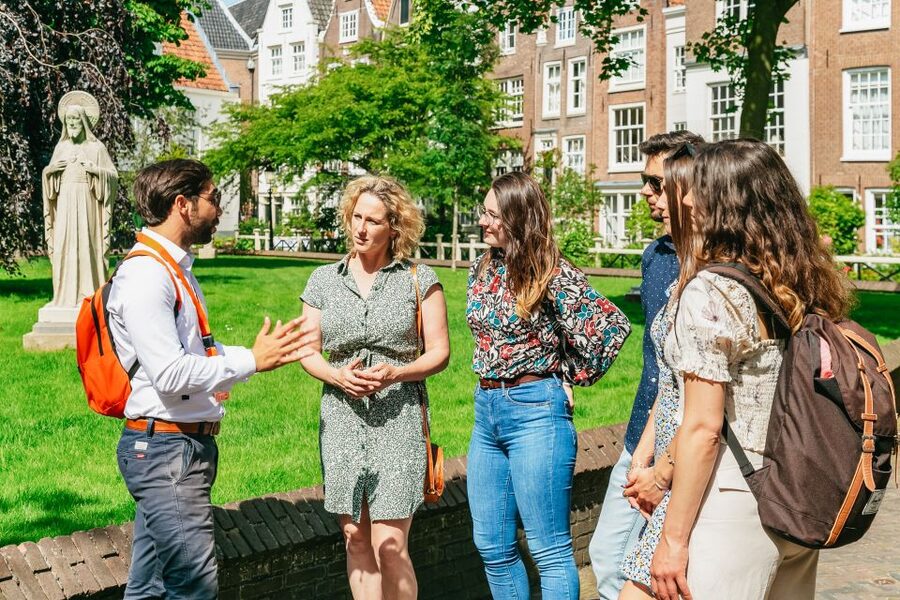 Amsterdam: Historical Highlights Walking Tour with Tasting - Begijnhof and Mint Tower: the calmer side of the old center