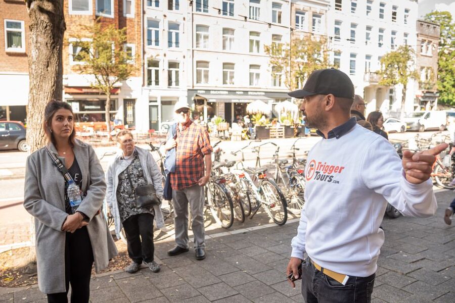 Amsterdam: Jewish Quarter and History Guided Tour - Getting oriented by the Amstel River and the 1940 to 1945 timeline