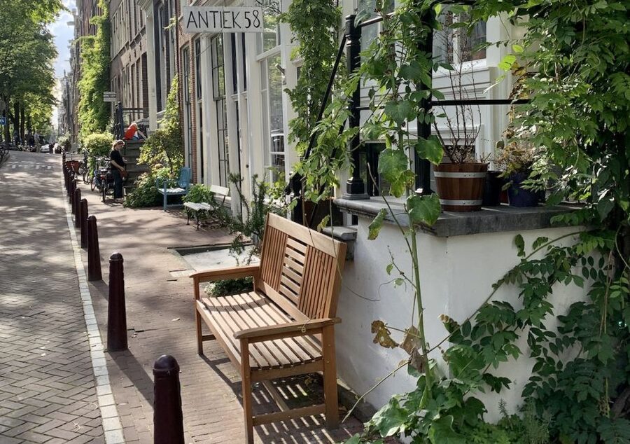 Amsterdam: Jordaan District Tour with a German guide - Price and logistics: $27 for 1.5 hours, plus city tax