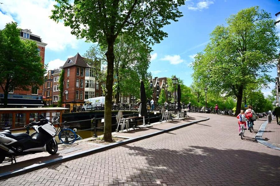 Amsterdam: Jordaan Food Tour of 10+ Local Classic Tastings - Sweet time with poffertjes and apple cake