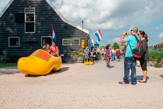 Amsterdam: Keukenhof and Zaanse Schans Windmills Guided Day Trip - Keukenhof Gardens: skip-the-line entry and guided themed walks