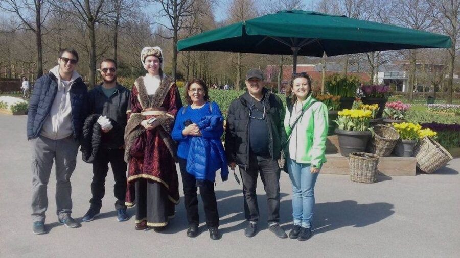 Amsterdam: Keukenhof Gardens Guided Tour Spanish and English - Keukenhof Basics: The Garden of Europe in South Holland