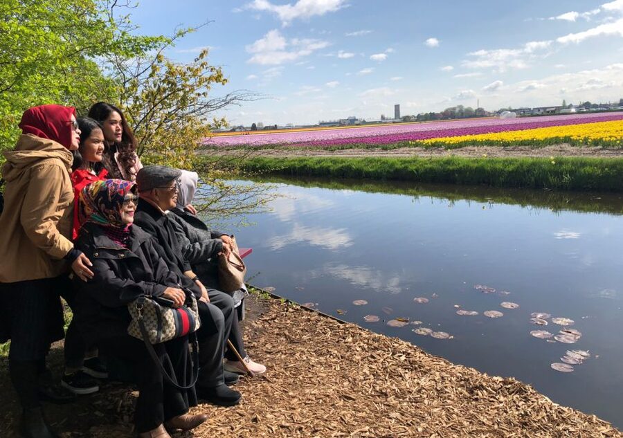 Amsterdam: Keukenhof Tulip Garden and Giethoorn Experience - Why Keukenhof plus Giethoorn feels like two different worlds
