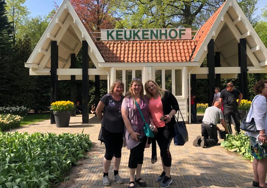 Amsterdam: Keukenhof Tulip Garden and Giethoorn Experience - Bulb fields, windmill views, and getting photos without losing your mind