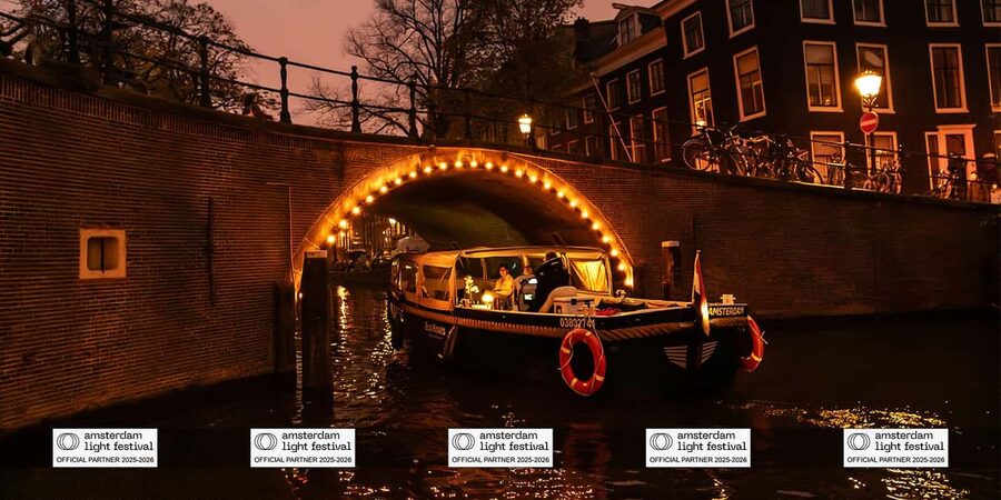 Amsterdam: Light Festival Boat+Unlimit.Drinks & Snack Option - Your skipper experience: live narration, humor, and multilingual support