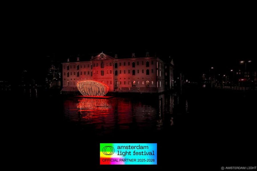 Amsterdam: Light Festival Cruise + Stroopwafel & Hot Choco - Light Festival from the water: the stops that shape the evening