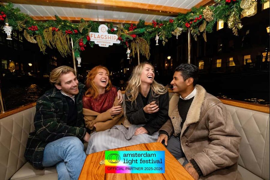 Amsterdam: Light Festival Cruise + Stroopwafel & Hot Choco - Drinks and snacks: choosing what makes sense at this price