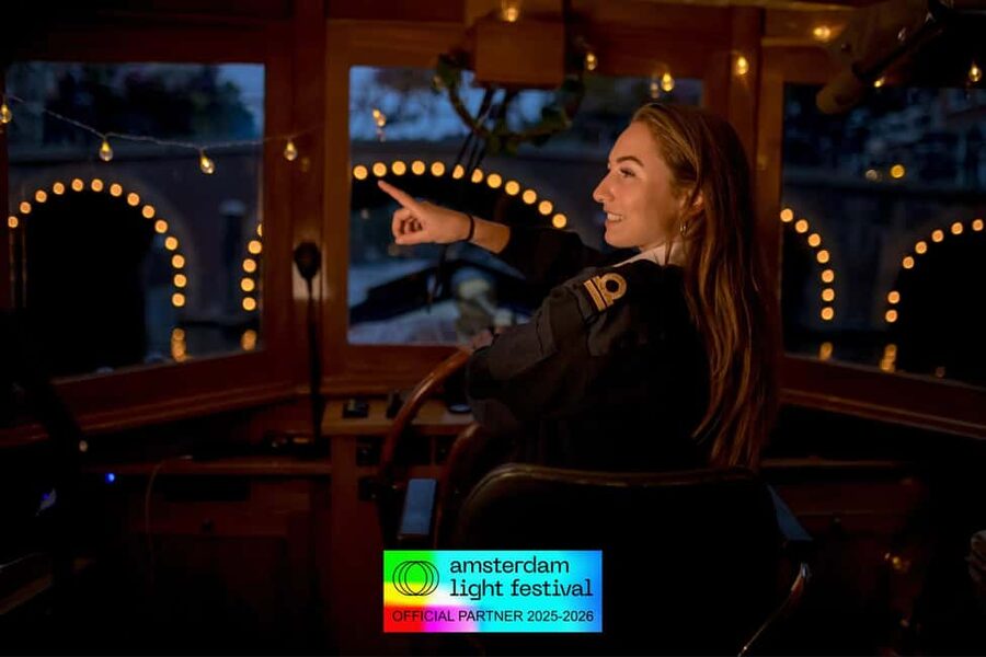 Amsterdam: Light Festival Heated Cruise + Hot Choco + Snack - Live Host Commentary: Why Stories Make the Lights Easier to Enjoy