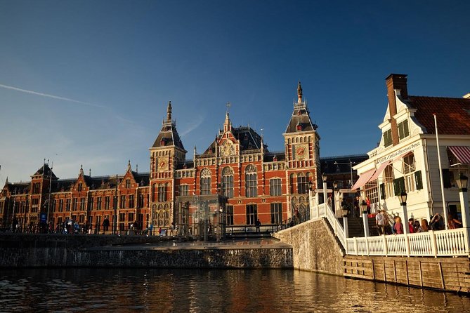 Amsterdam Light Festival: Saloon Boat Cruise + Hot Drinks & Bite - Drinks and Snacks: Value, but Know What You Are Getting