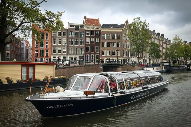 Amsterdam Live Guided Sightseeing Canal Cruise - Key things to know before you board