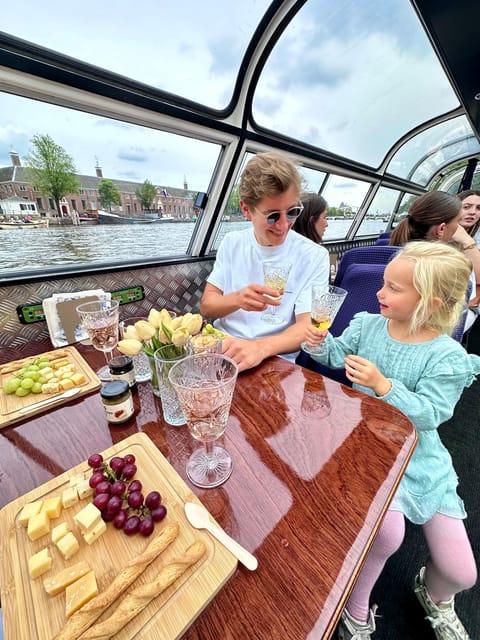 Amsterdam: Luxury Cheese & Wine Canal Cruise - The tasting layout: Dutch cheeses, dip, grapes, and cheese crackers
