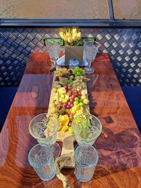 Amsterdam: Luxury Cheese & Wine Canal Cruise - Getting to the dock in front of HArt Museum (and why 10 minutes matters)