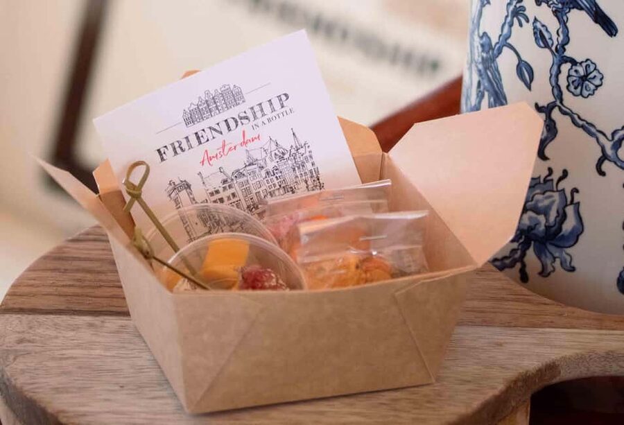 Amsterdam: Luxury Saloon Boat Cruise with Cocktails & Waffle - Tips to get the most out of your canal hour