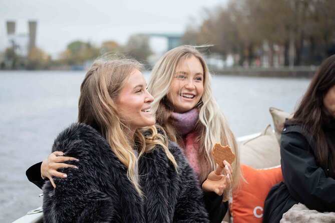Amsterdam: Luxury Saloon Boat Cruise with Cocktails & Waffle - Drinks and snacks: how the open bar works in real terms
