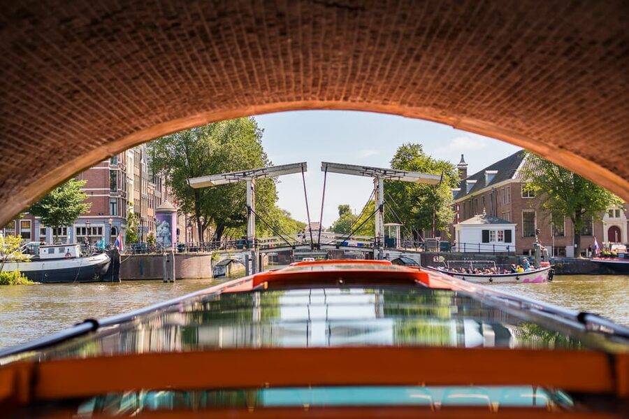 Amsterdam: Moco Museum Entry Ticket and Canal Cruise - Routing the Historic Canal Belt: Prinsengracht, Jordaan, and Skinny Bridge