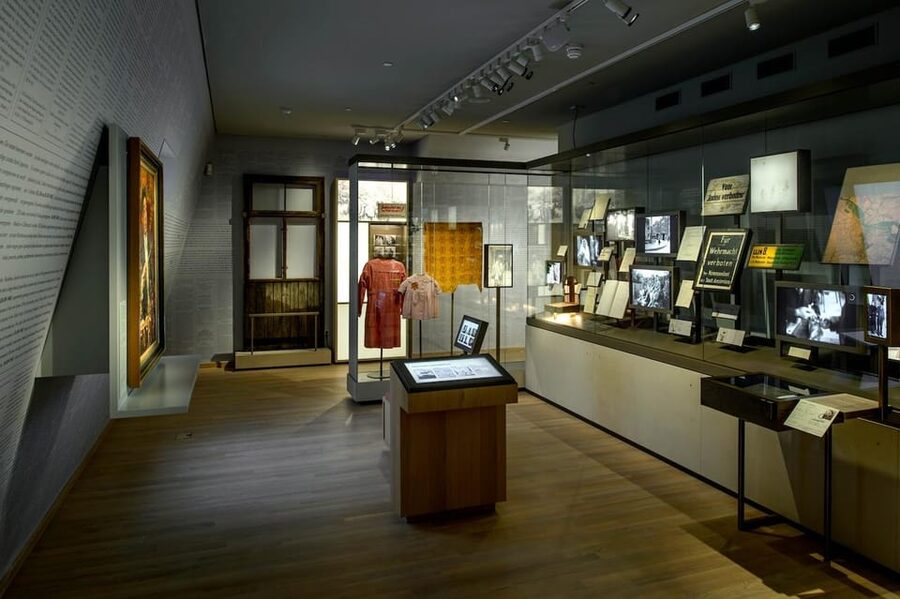 Amsterdam: National Holocaust Museum Entry Ticket - Hervormde Kweekschool details: deportation and a daycare used as a choke point