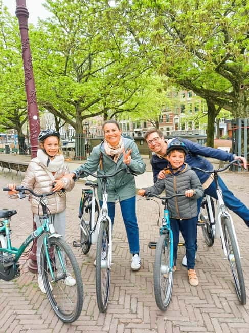 Amsterdam: Off the Beaten Path Bike Tour in French - Bikes, Comfort, and the Pace You Should Expect