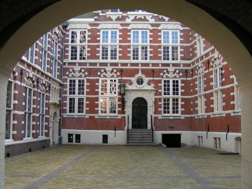 Amsterdam Old City Private Walking Tour - Canal-side walking: Herengracht and why merchant houses still look proud