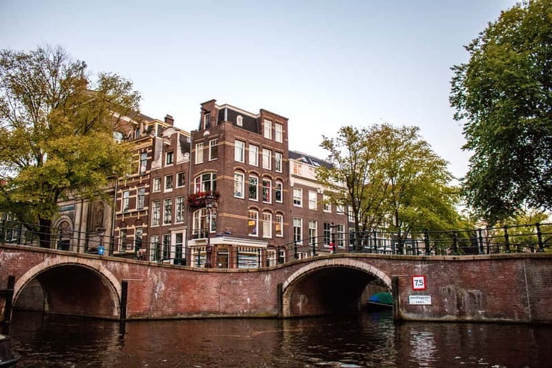 Amsterdam: Original Pizza Dinner Cruise + Unlimited Drinks - Captain and host stories: when the narration lands