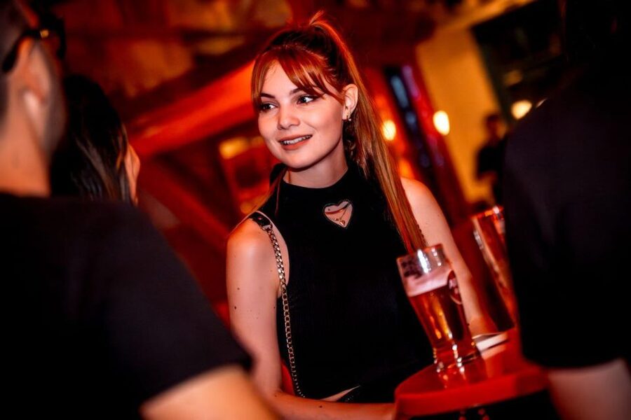 Amsterdam: Original Pub Crawl Party with VIP Entrance - Rules of the Night: Dress Code, ID, and Staying Comfortable