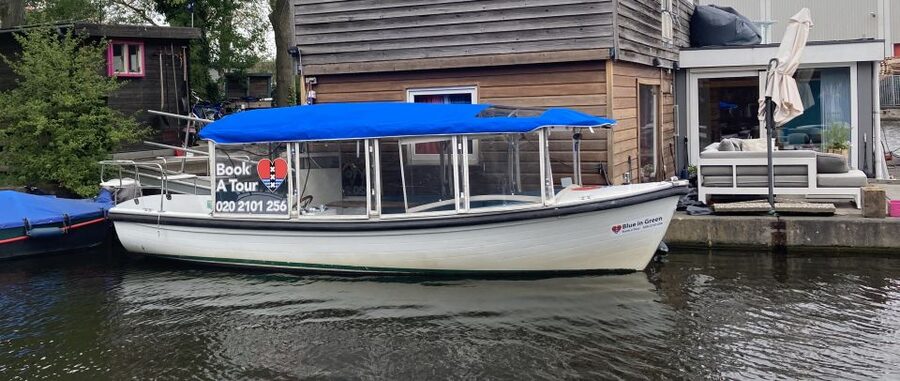 Amsterdam: Private Canal Tour - On board comforts: drinks, warmth, and what to plan for
