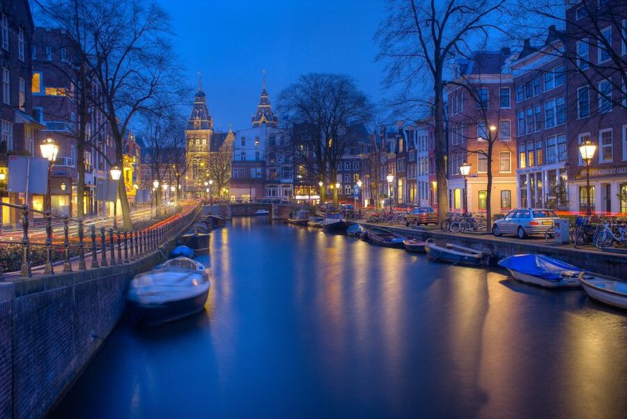 Amsterdam: Private Walking Tour with a Local - Starting point at Queen Wilhelmina, and the freedom to choose