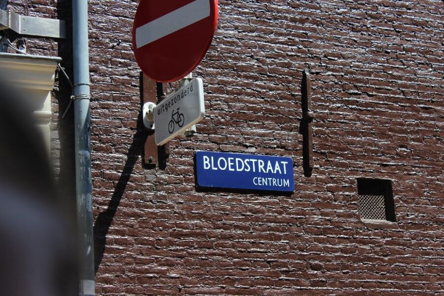 Amsterdam: Red Light District 1-hour Smartphone Audio Tour - Ending at Nieuwmarkt and the Waag building