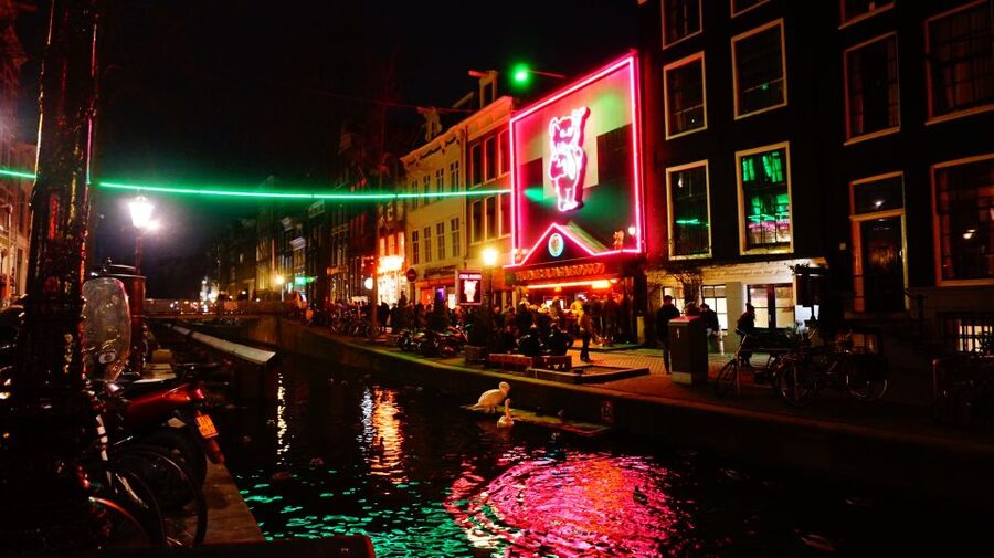 Amsterdam: Red Light District Exclusive Night Tour - Meeting point options and how the route keeps you from feeling lost