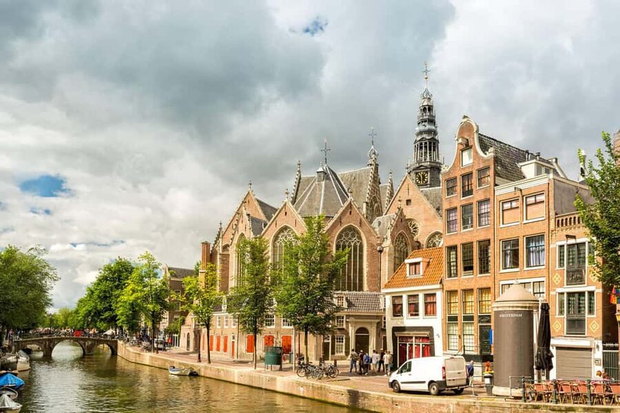 Amsterdam: Red Light District Tour in English or German - Entering the Red Light District with context, not just curiosity