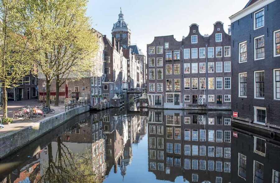Amsterdam: Red Light District Tour in English or German - Old Town streets, canals, and the moment you see the city’s real age