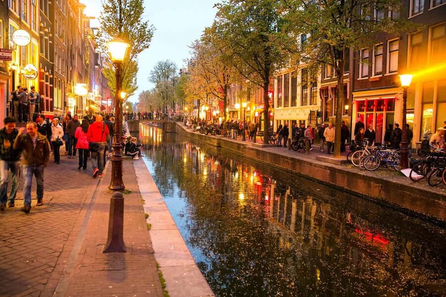 Amsterdam: Red Light District Tour in English or German - Respect, discretion, and staying comfortable in a sensitive neighborhood