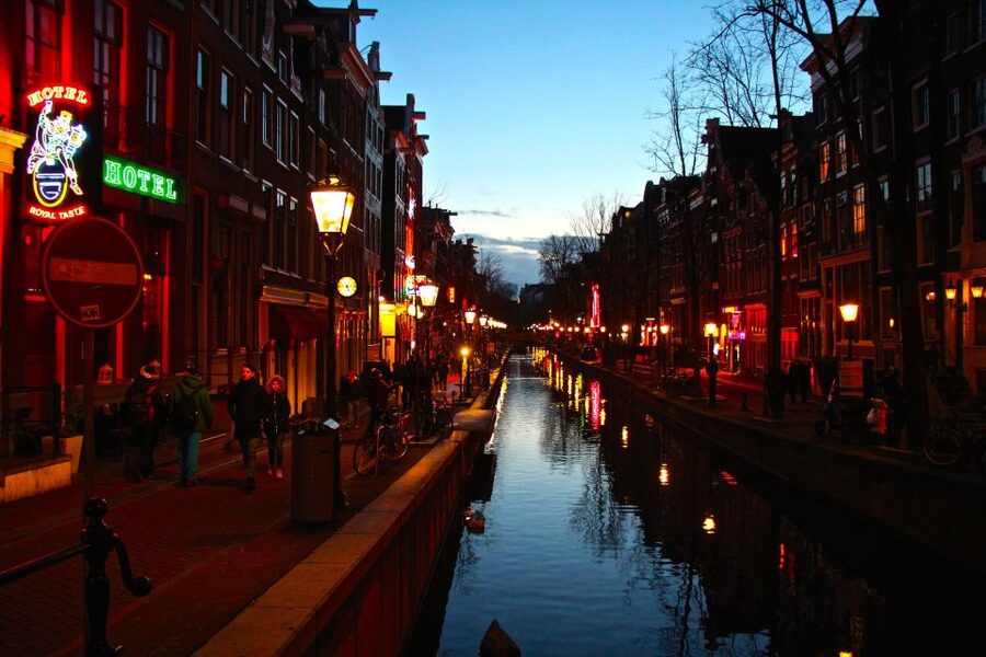 Amsterdam: Red Light District Walking Tour - Who this walking tour suits best (and who might skip it)
