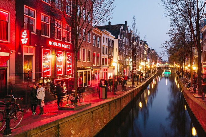 Amsterdam Red Light District Walking Tour in EN/DE/IT/ES - Oudezijds Voorburgwal and the 1970s peepshow option