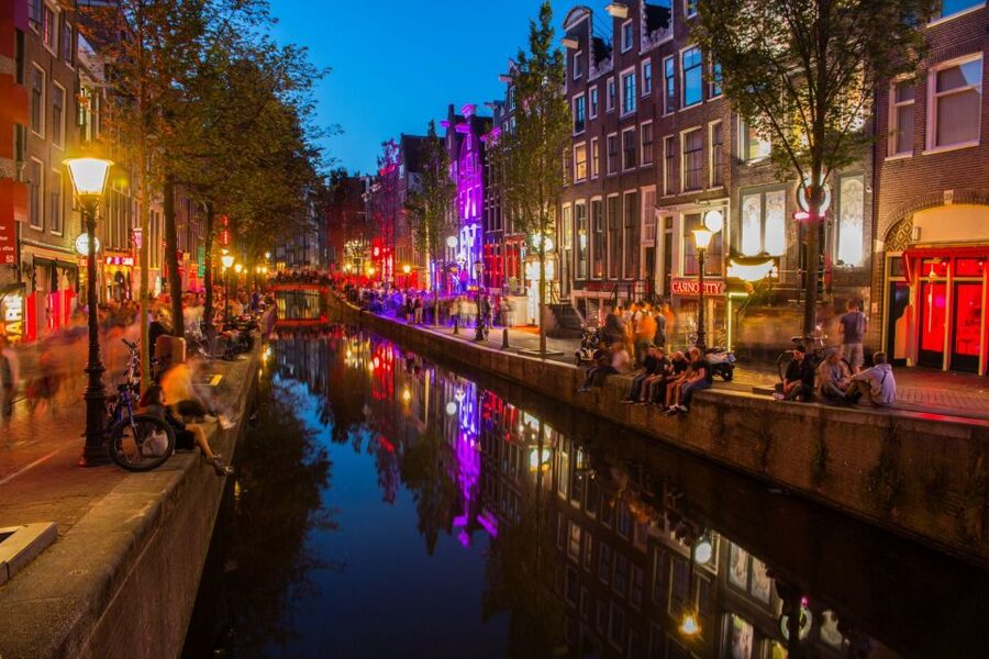 Amsterdam: Red Light District Walking Tour - Zeedijk Street to Chinatown, from old sailor lanes to everyday shops
