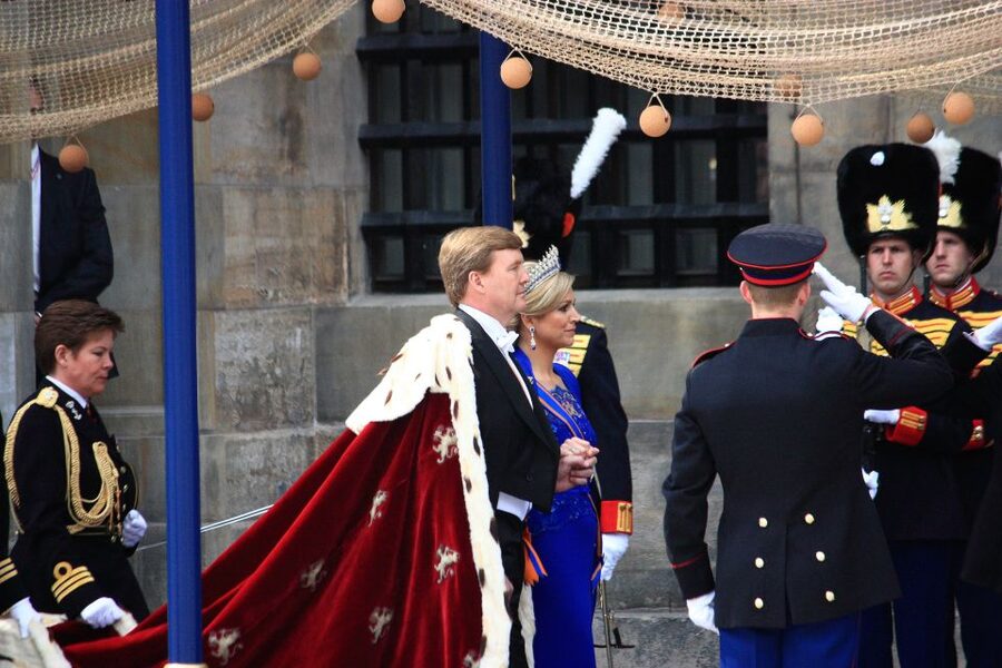 Amsterdam: Royal Palace Entry Ticket + Audio guide - Entering with your smartphone ticket and using the priority lane