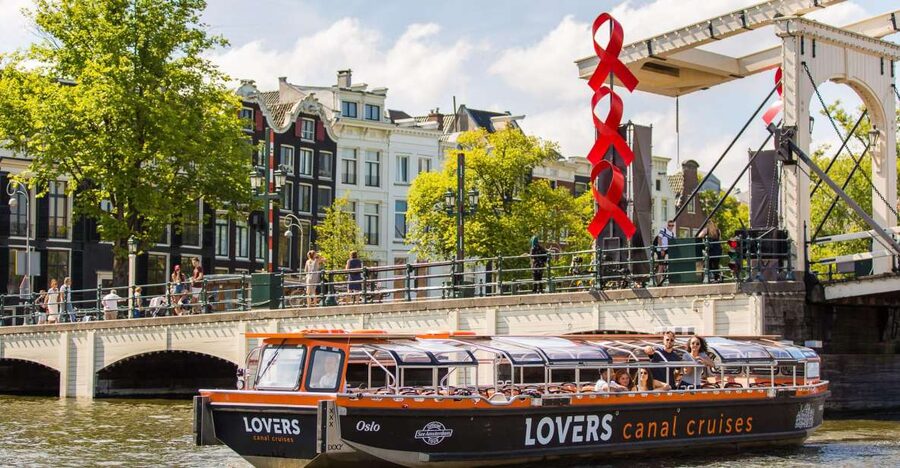 Amsterdam: Semi-Open Canal Boat Cruise - Getting the most from the audio: 19 languages, plus human moments