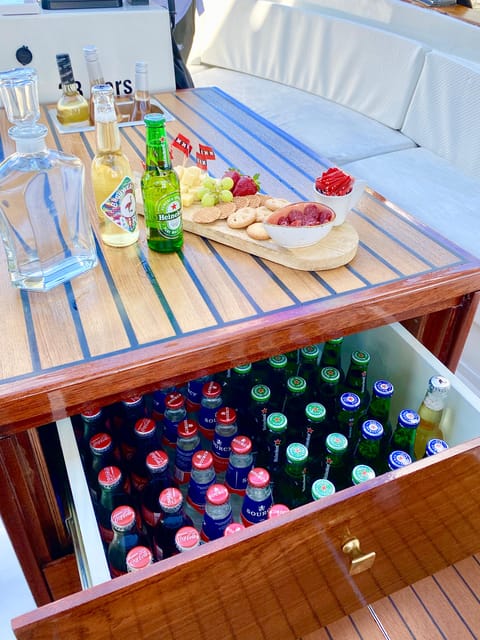 Amsterdam Small Group Canal Cruise inc Snacks/Drinks Winter - Where you meet: Keizersgracht 401, and why waiting outside matters