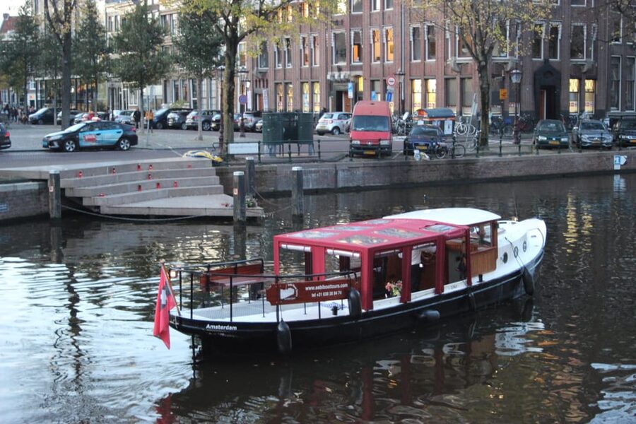 Amsterdam: Small-Group Canal Cruise incl. Drinks and Snacks - Key highlights at a glance